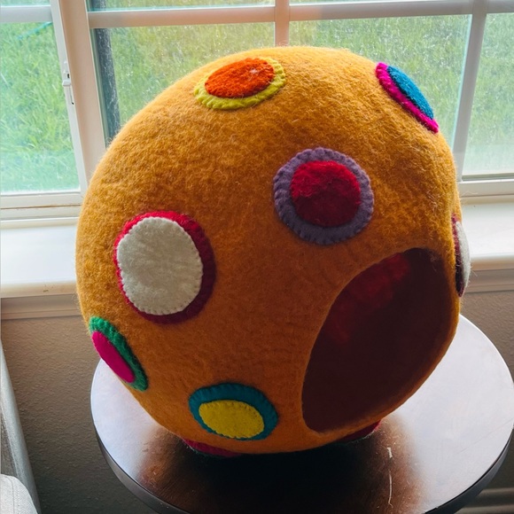 Colorful Felt Cat Bed - Picture 2 of 4